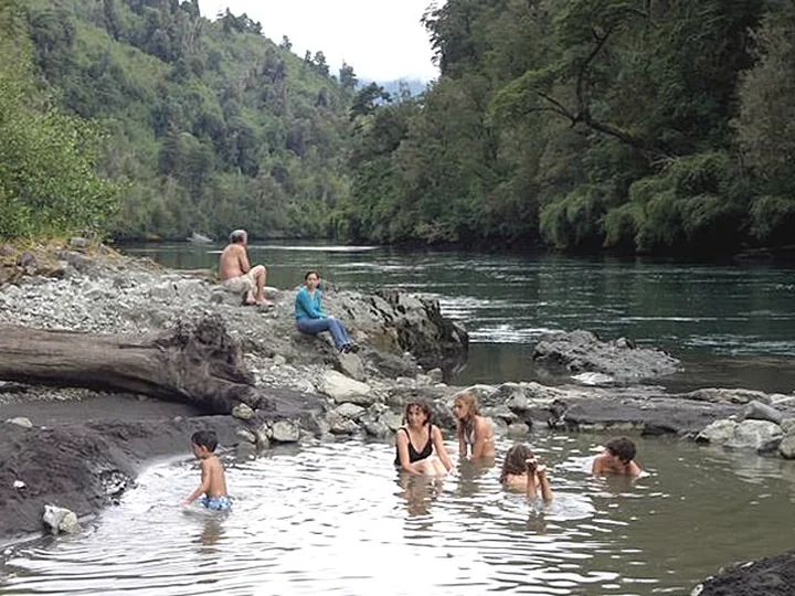 Pozas termales junto al río Petrohué, rodeadas de bosque nativo