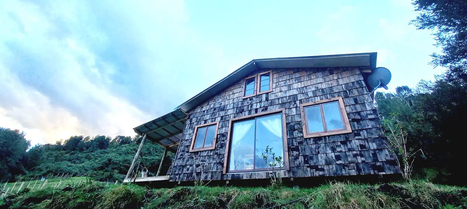 Exterior de Casa Alerce rodeada de jardín y bosque