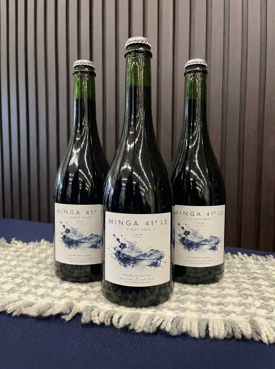 Botellas de vino Minga 41° LS sobre una mesa